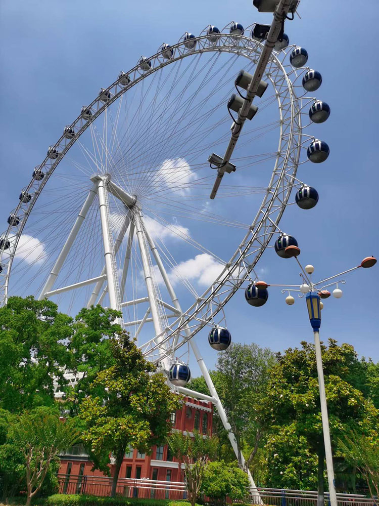 游樂(lè)園標(biāo)志性項(xiàng)目摩天輪
